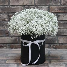 Цветочная композиция из Гипсофила в шляпной коробке в Ивановское